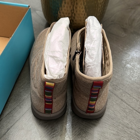 BZees Glacier Bootie (Wide) - Picture 11 of 14